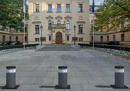 Automatické výsuvné sloupy na Úřadu vlády