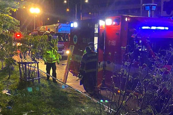Pět mrtvých a pět zraněných. Opilý řidič v Bratislavě smetl lidi na zastávce autobusu. Stačilo použít sloupy