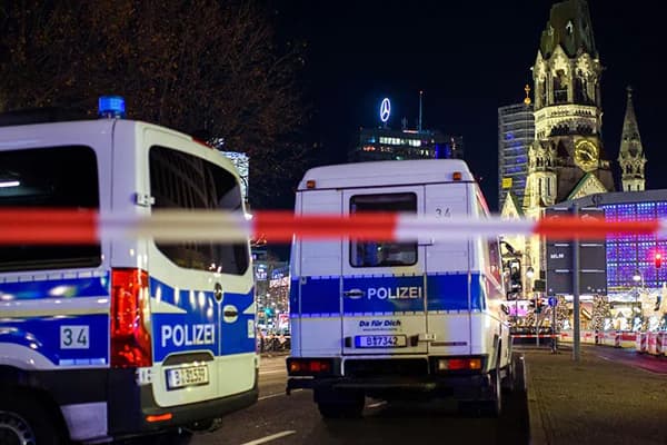V Düsseldorfu najel čtyřiaosmdesátiletý řidič do lidí. S automatickým výsuvným sloupem by k tragédii nedošlo