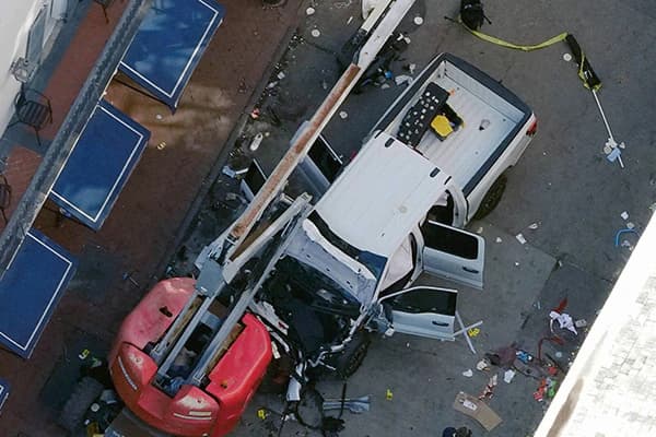 Nákladní auto najelo do davu v New Orleansu – s automatickým výsuvným sloupem by se to nestalo