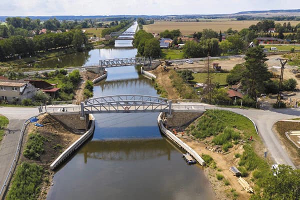 Zdvižné mosty přes kanál Vraňany – Hořín přes Vltavu
