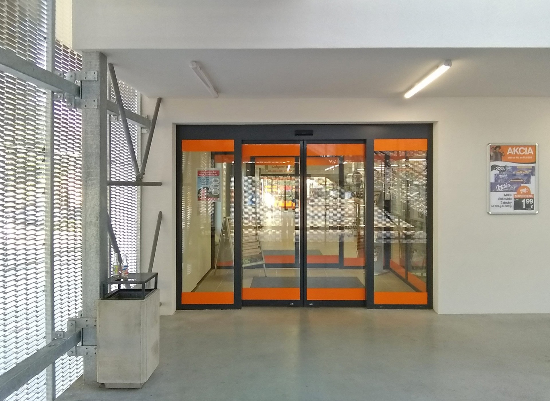 Fotografie automatické dveře Coop