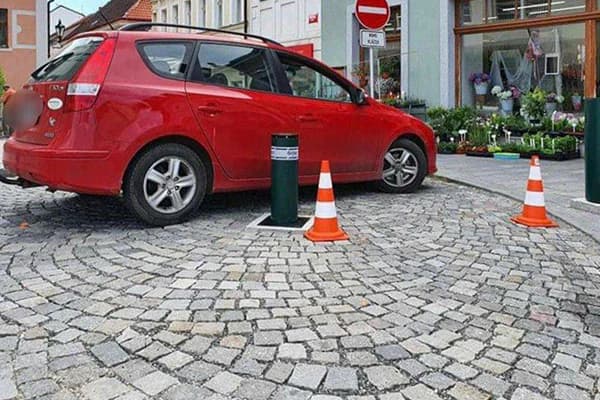 Pěší zóna v Pražské se dočkala výsuvných sloupků