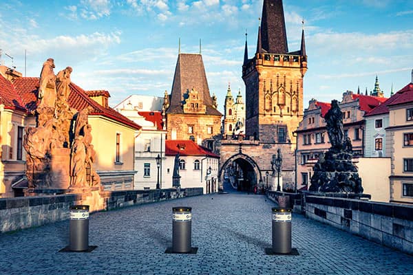 Po Karlově mostě jelo auto! Město Praha má řešit zabezpečení pomocí výsuvných sloupů. Moderní řešení blokace