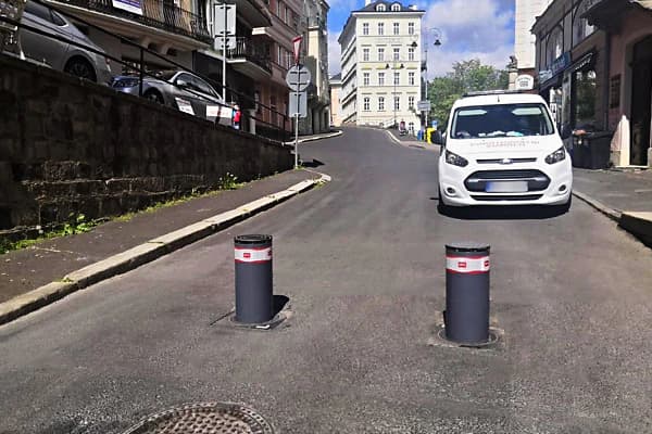 Výsuvné sloupky u lázeňské zóny v Karlových Varech