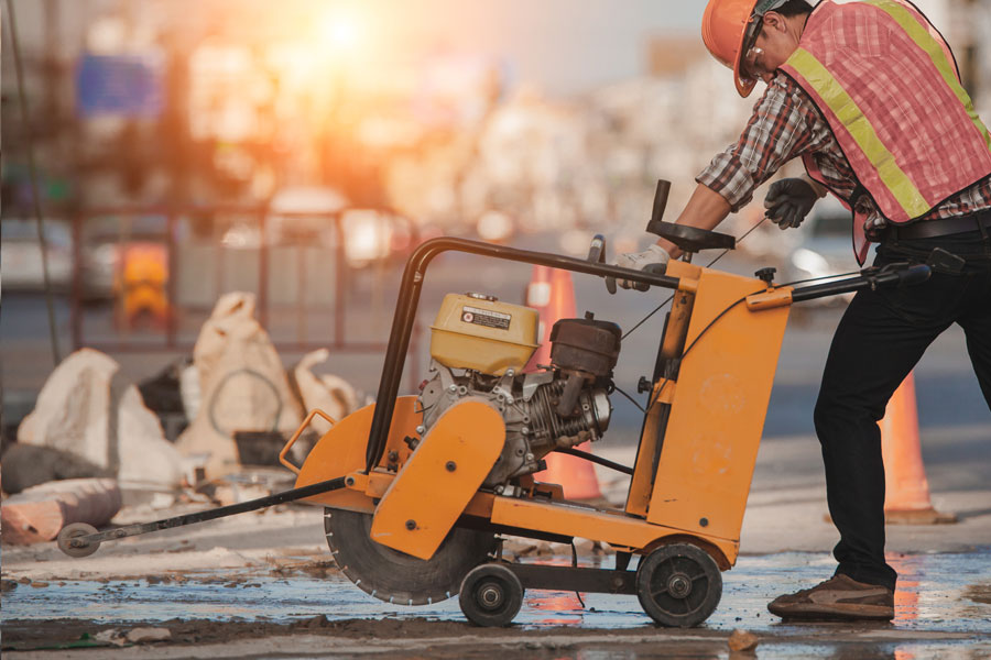 Řezání asfaltových a betonových silnic